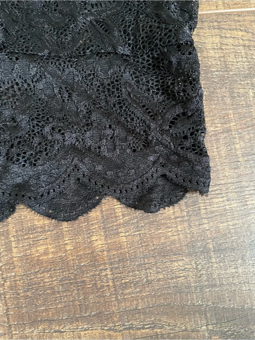 SHEIN Black See-through Lace Scalloped Sexy Crop Top